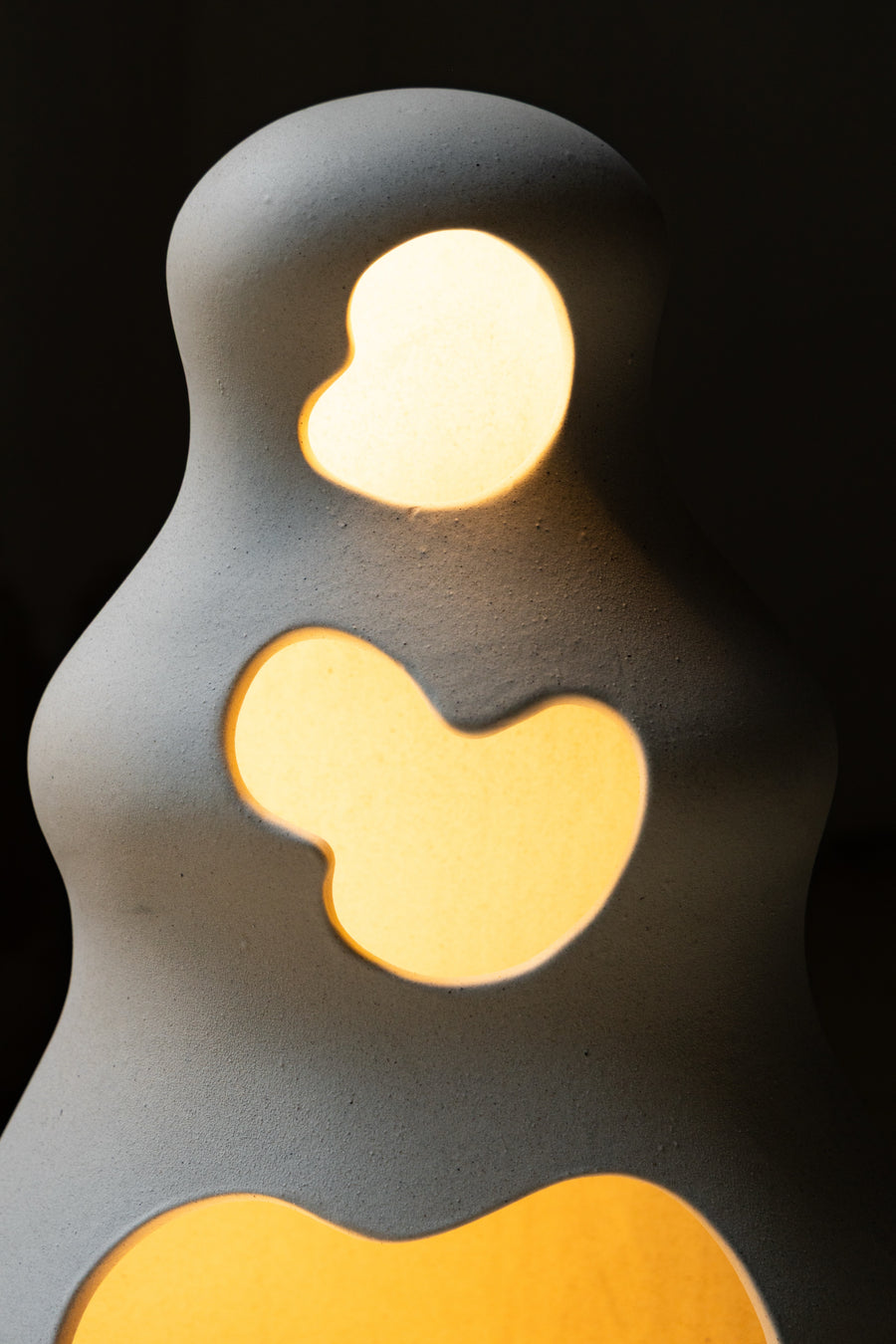 Luminaria Ecos encendida, detalle de las aberturas