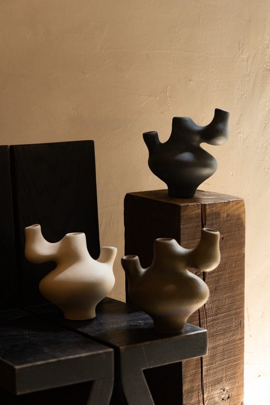 Piezas de la colección Formas sobre pedestales