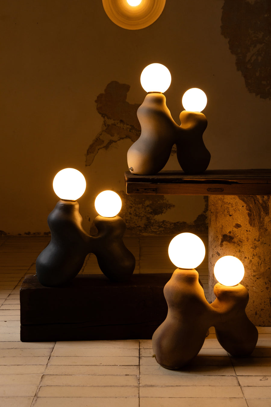 Luminarias encendidas sobre un banco